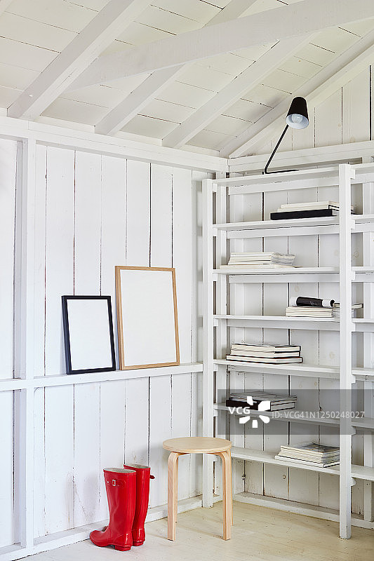 白色小屋里的红色雨靴，带搁架图片素材