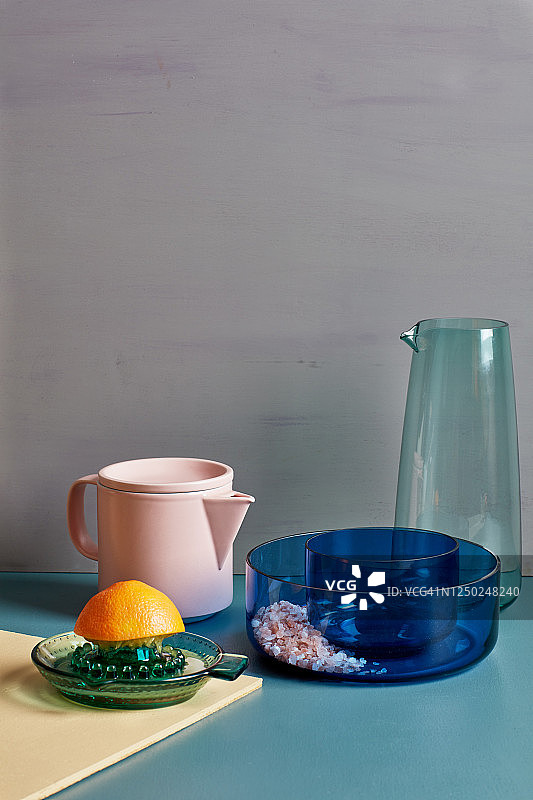 彩色玻璃餐具静物图片素材