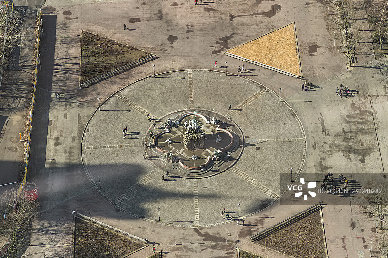 从柏林电视塔顶端俯瞰亚历山大广场的海神喷泉图片素材