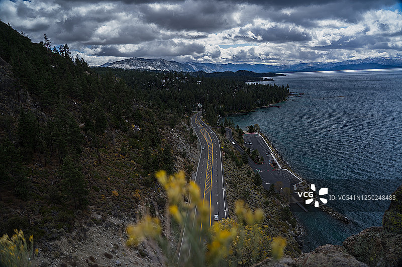从南太浩湖主路看到的上层景观图片素材
