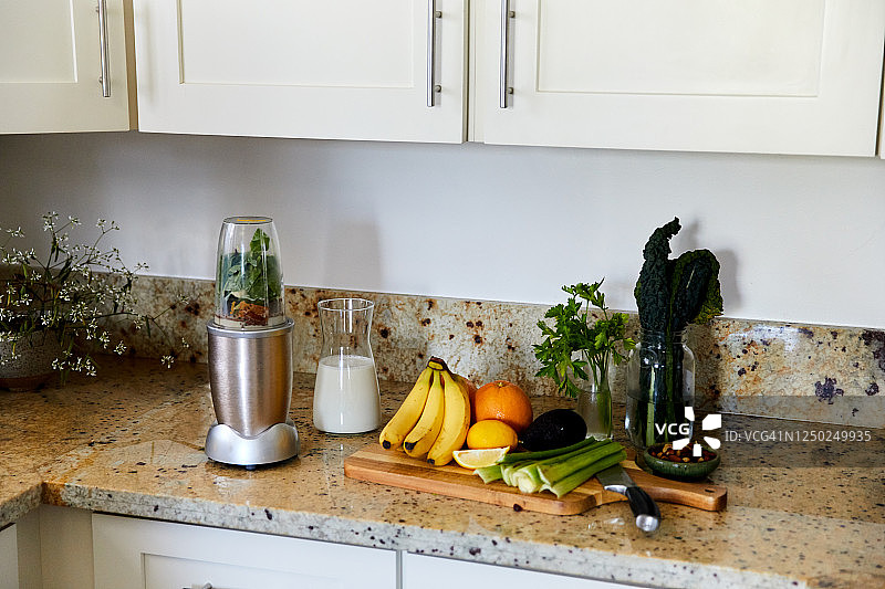 厨房台面上健康冰沙的食材图片素材