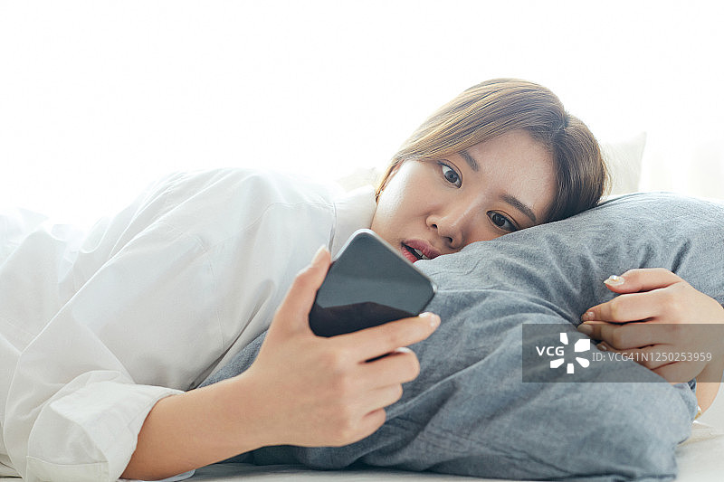 躺在床上的女人图片素材