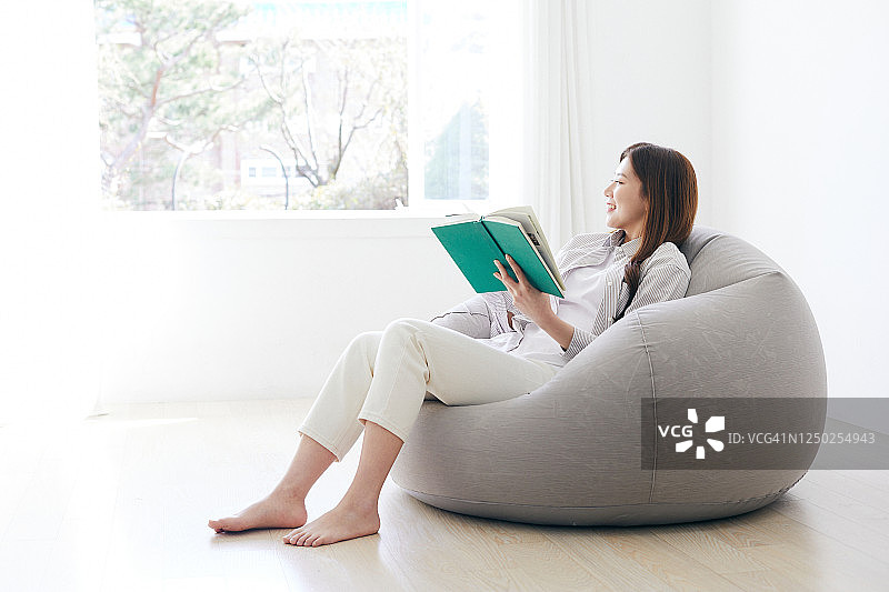 在沙发上看书的女人图片素材