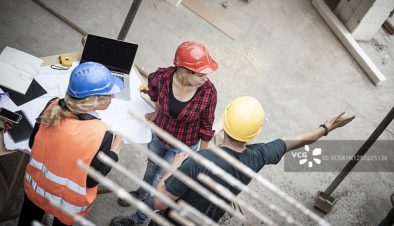 建筑工地的工程师和建筑师图片素材