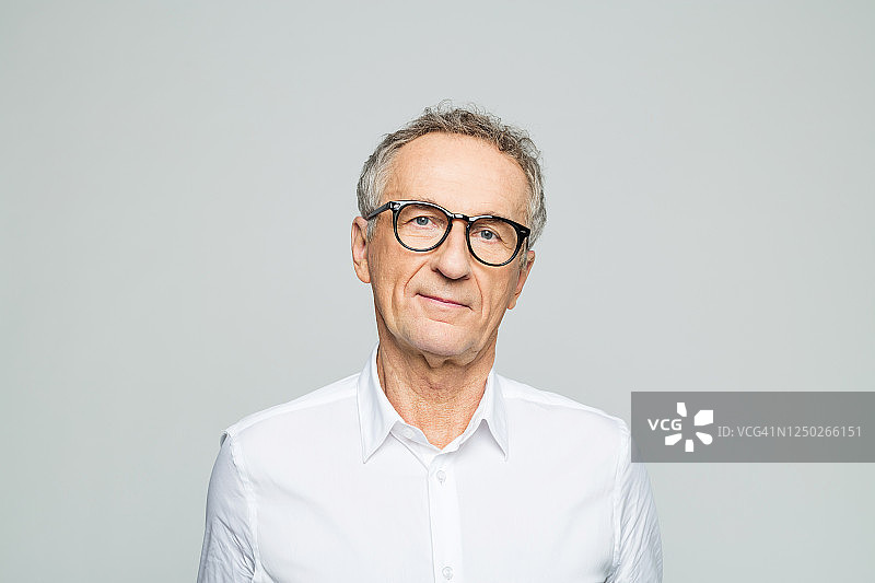 友好的资深商人肖像图片素材