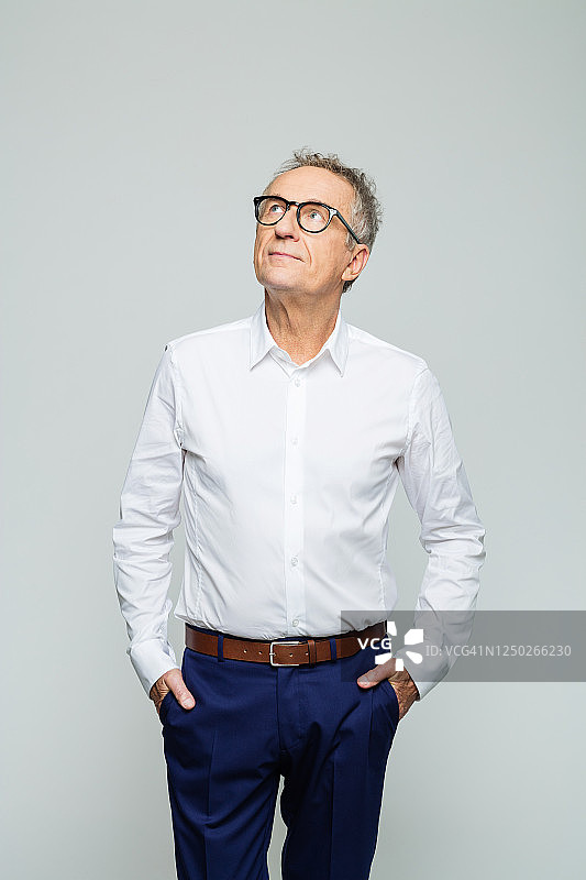 沉思的年长商人肖像图片素材