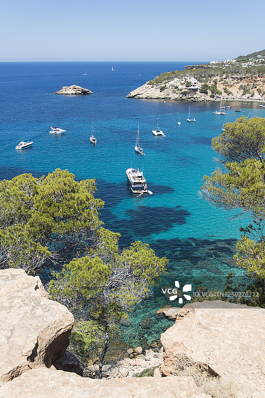 西班牙伊比萨卡拉德霍特的竖版船只照片图片素材