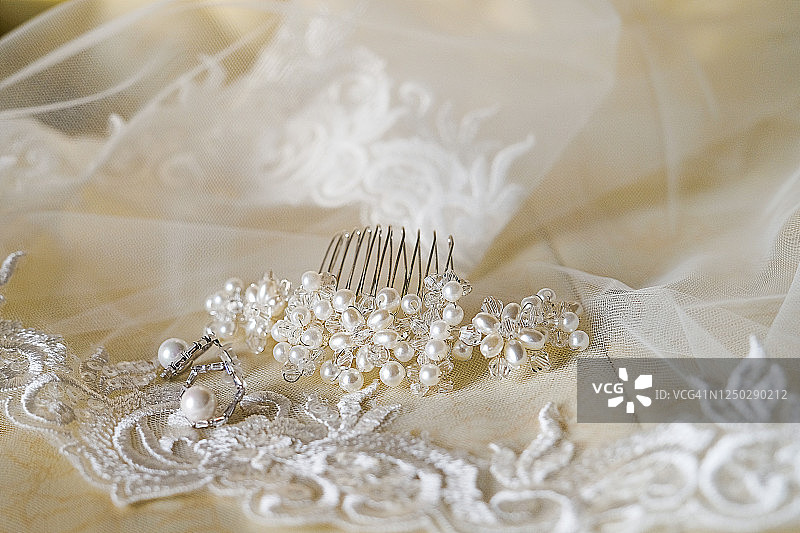 新娘的头饰和耳环在面纱上，婚礼当天图片素材