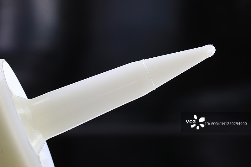 填缝剂容器上的涂抹尖嘴图片素材