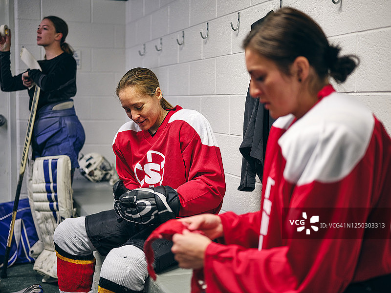 女子曲棍球队的更衣室场景图片素材