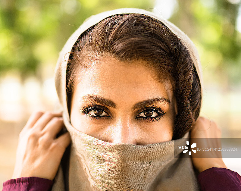 戴口罩的阿拉伯妇女图片素材