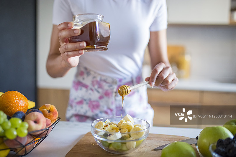 准备早餐水果碗图片素材