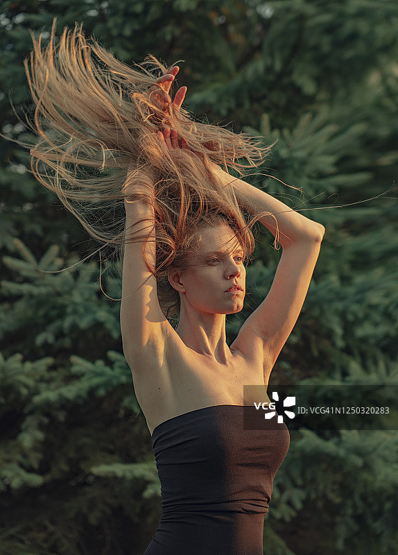 自然中的飞扬头发图片素材