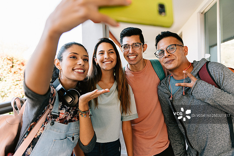 朋友们在大学校园自拍图片素材