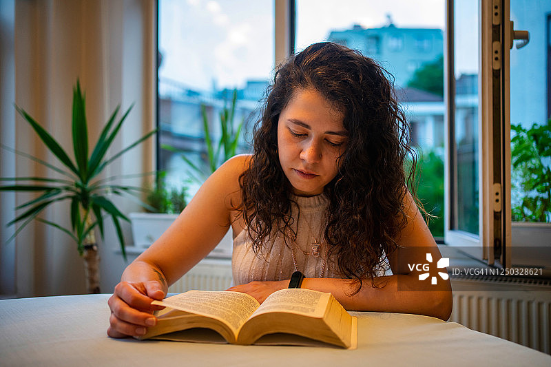 女人在读书图片素材