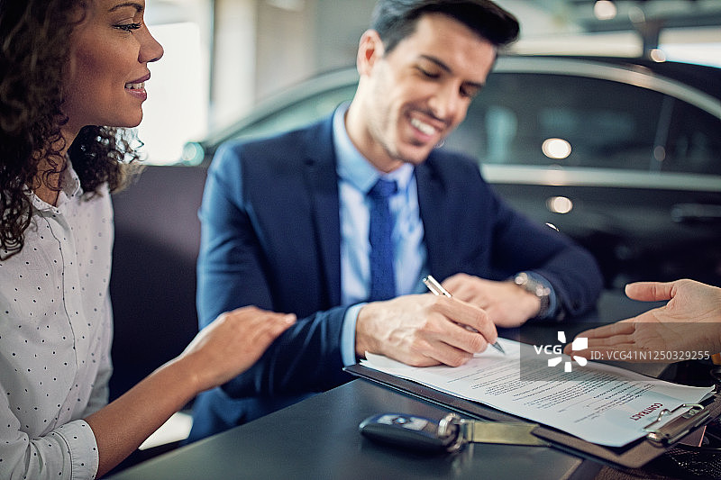 情侣购买新车并签署合同图片素材