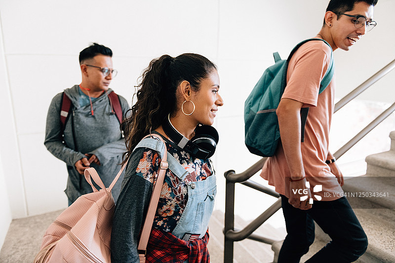 大学生们来到校园图片素材