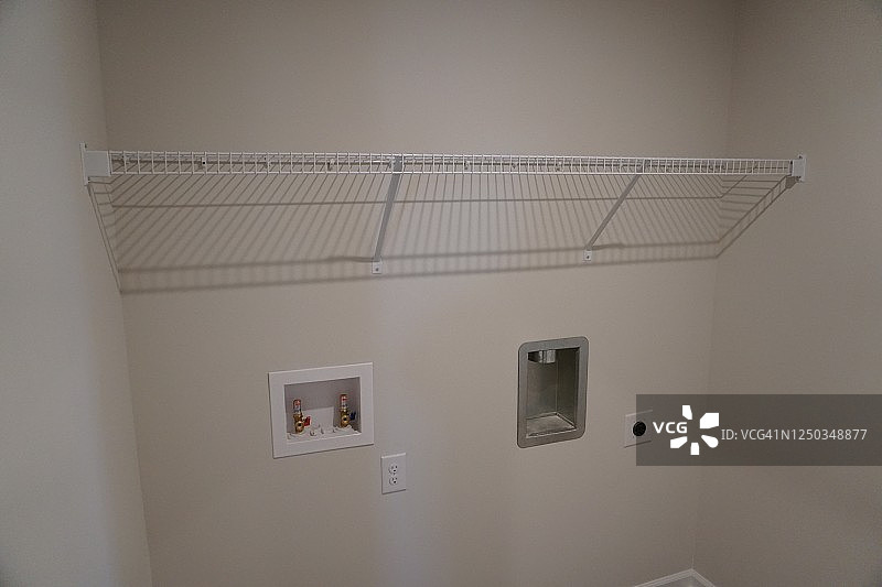 带有水和烘干机通风装置的公用设施壁橱图片素材
