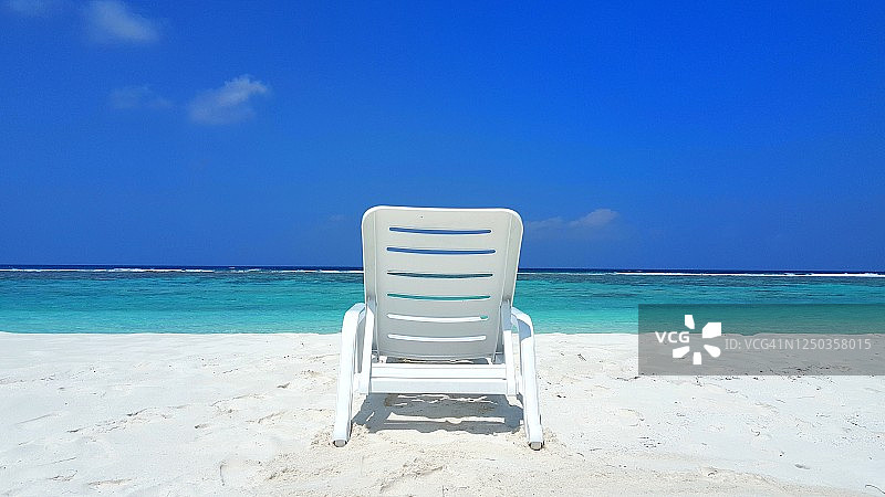 异国情调的空旷海滩上的一张日光浴床图片素材