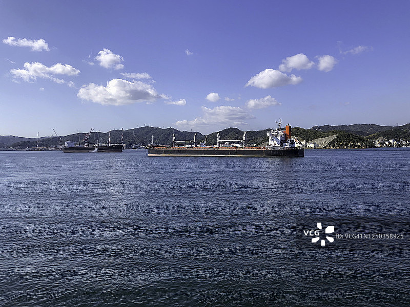 驶向直岛的油轮图片素材