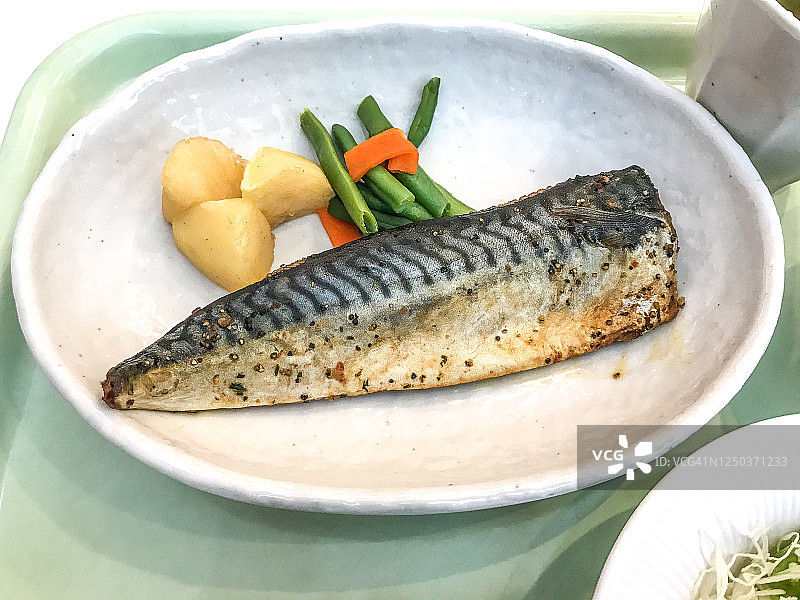 咖啡馆供应的胡椒烤鲭鱼图片素材
