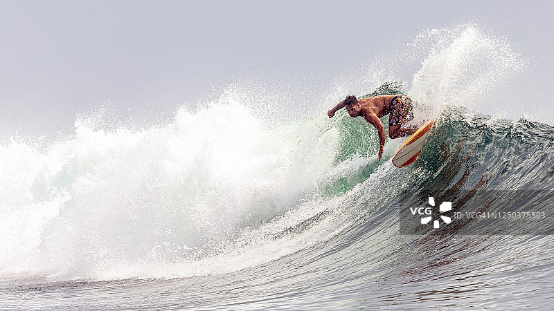 印度尼西亚，在太平洋上冲浪图片素材