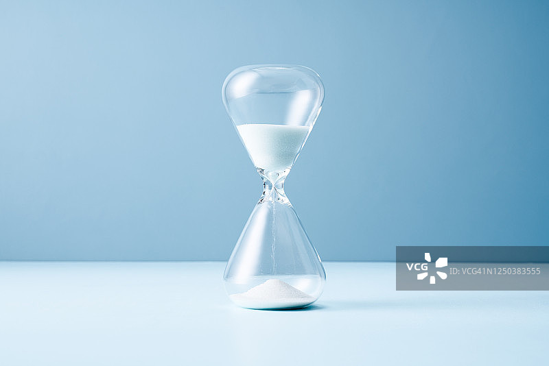 白色彩色沙漏图片素材