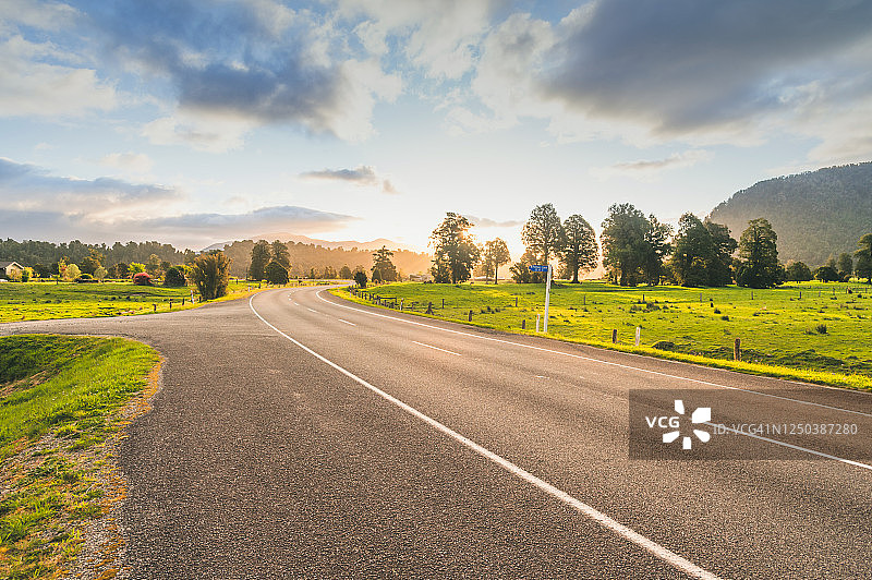 通往新西兰南岛皇后镇的乡村公路日落景色图片素材