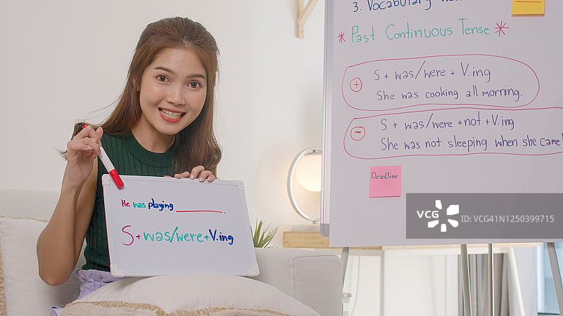 漂亮的亚洲女人在家学习英语图片素材