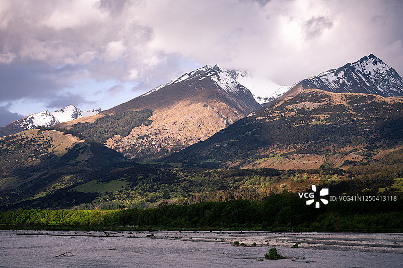 天堂之路上的山脉图片素材