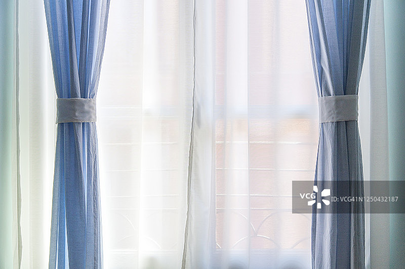 蓝色窗帘窗户图片素材