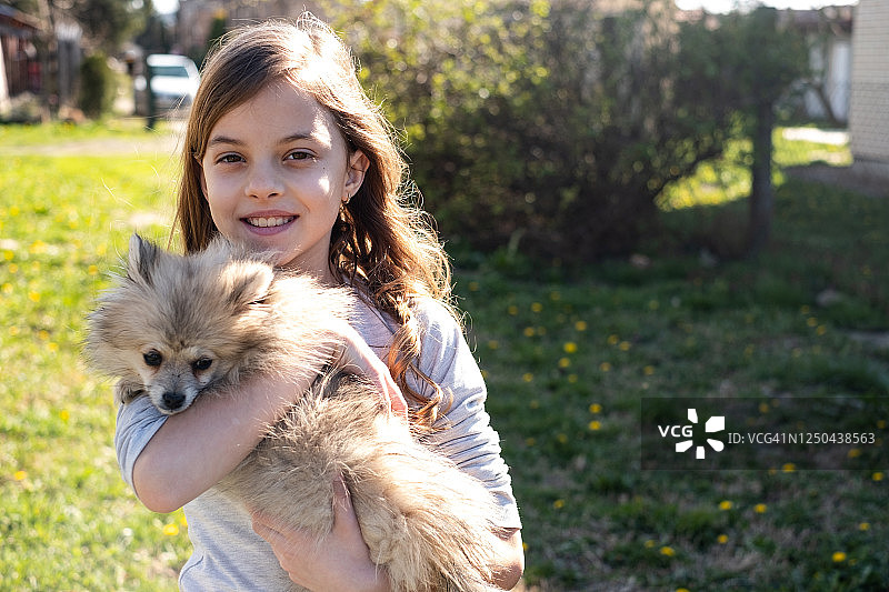 可爱的小女孩和小狗图片素材