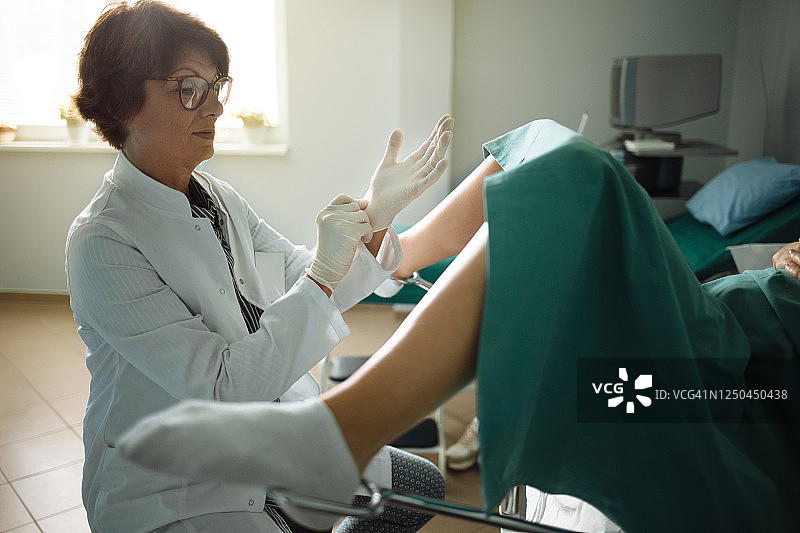 孕妇看妇科医生图片素材