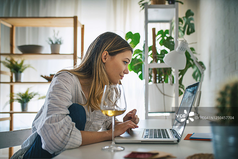 年轻女人在家工作图片素材