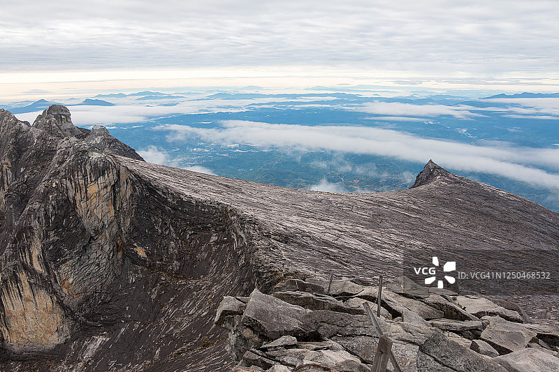 基纳巴卢山峰景观图片素材