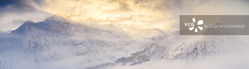 瑞士恩嘎丁雪山的朦胧日出图片素材