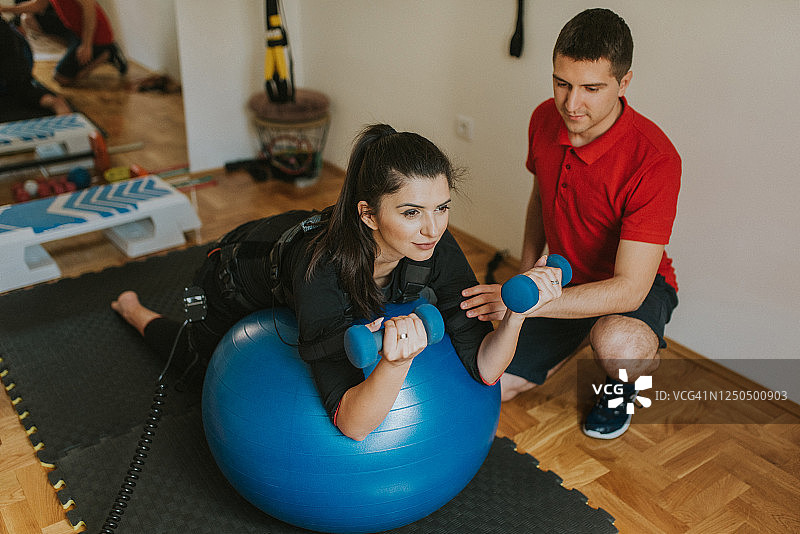在健身球上的运动型女人图片素材