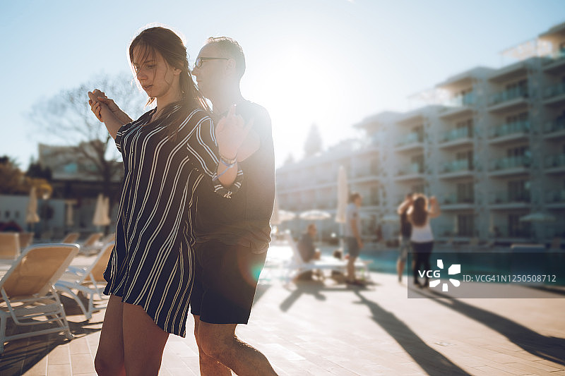 情侣在酒店泳池旁跳舞图片素材