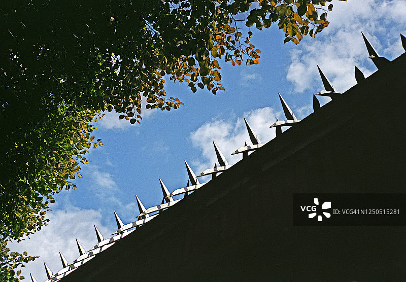 墙顶上的金属安全防护图片素材