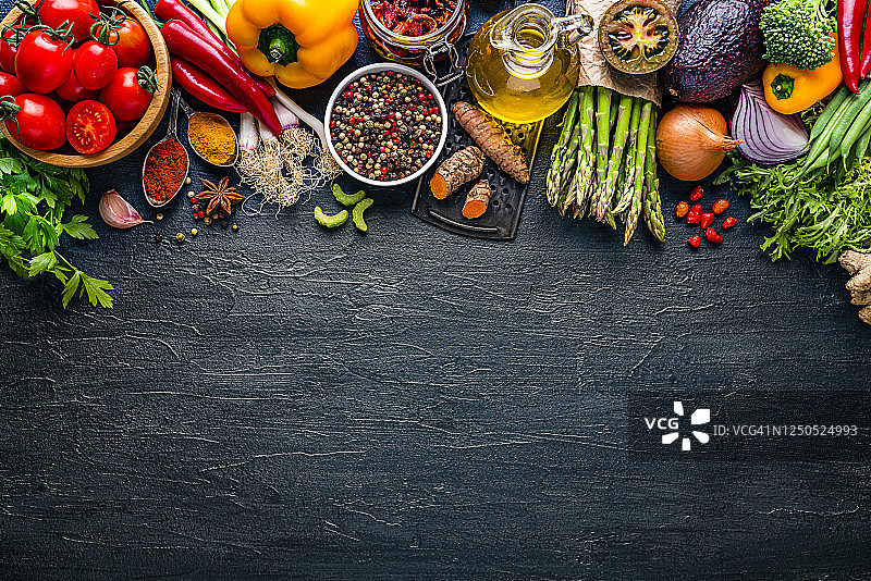 烹饪背景：黑色背景上的纯素食材边框及文案空间图片素材