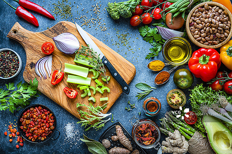 摆满健康蔬菜的餐桌图片素材