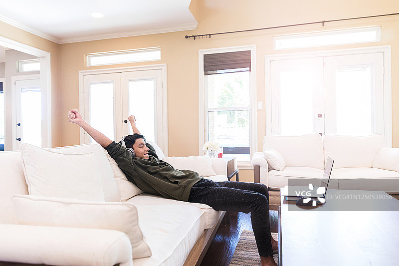 男孩在笔记本电脑上赢得比赛时欢呼图片素材