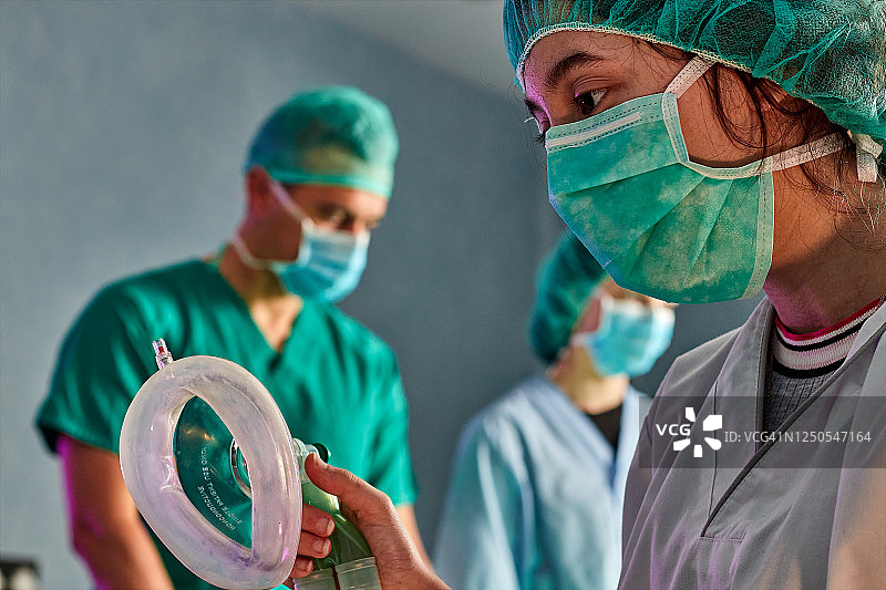 戴着面罩的麻醉师照片图片素材