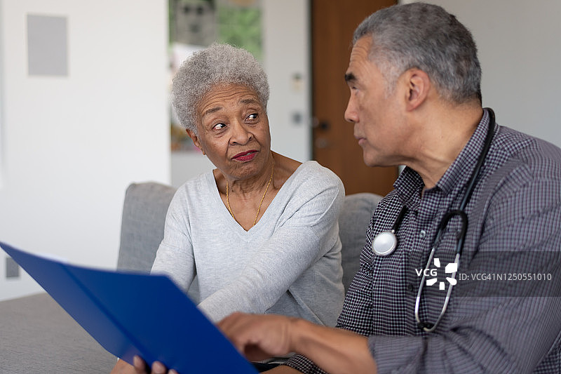 老年病人在家与访视护士认真讨论病情图片素材