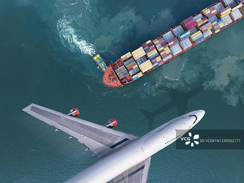 飞机飞过离开港口的货船航拍：疫情后的商业运输图片素材