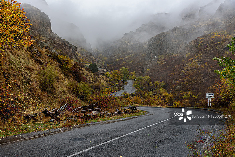 格加尔德修道院的独特建筑结构，位于埃里温东南约40公里的戈赫特河峡谷中图片素材