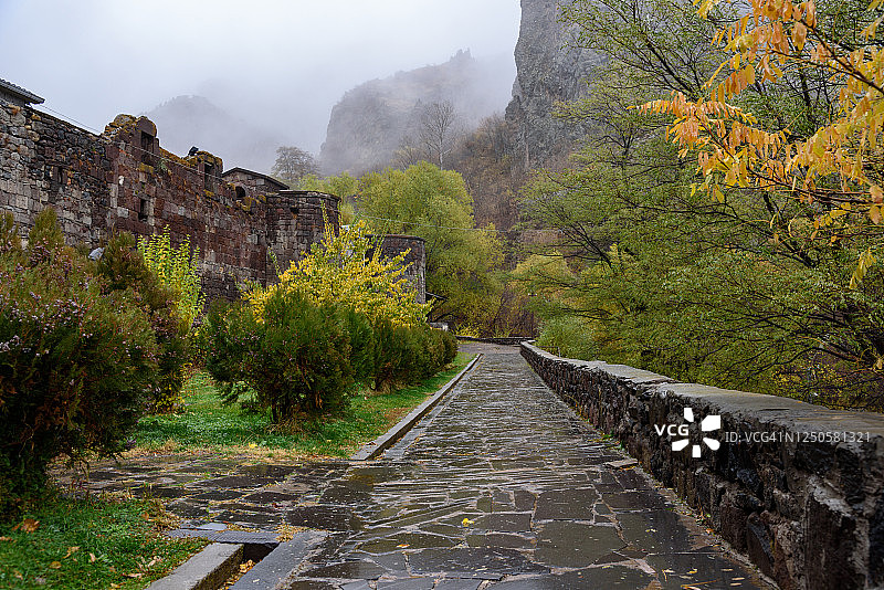 位于戈赫特山河峡谷中的独特建筑结构格加尔德修道院建筑群图片素材