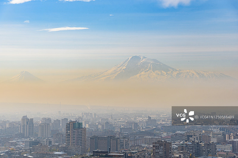 晴朗天气下，从观景台眺望埃里温城市风光图片素材