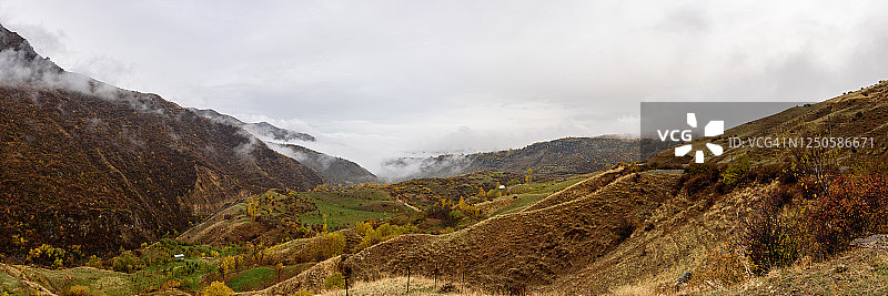 加尼峡谷：亚美尼亚科泰克地区的六边形玄武岩柱，临近加尼村，加尼高原沿峡谷延伸，是亚美尼亚最发达的旅游景点之一。图片素材