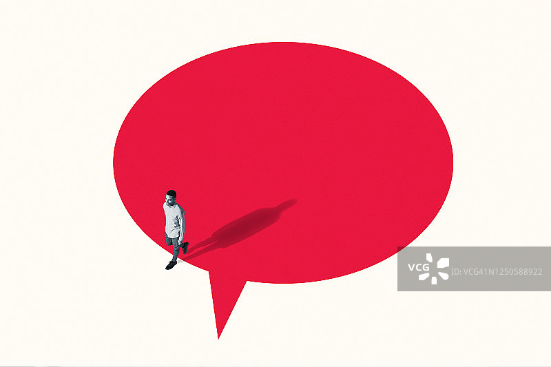从鲜艳的红色对话气泡中走出来的人图片素材